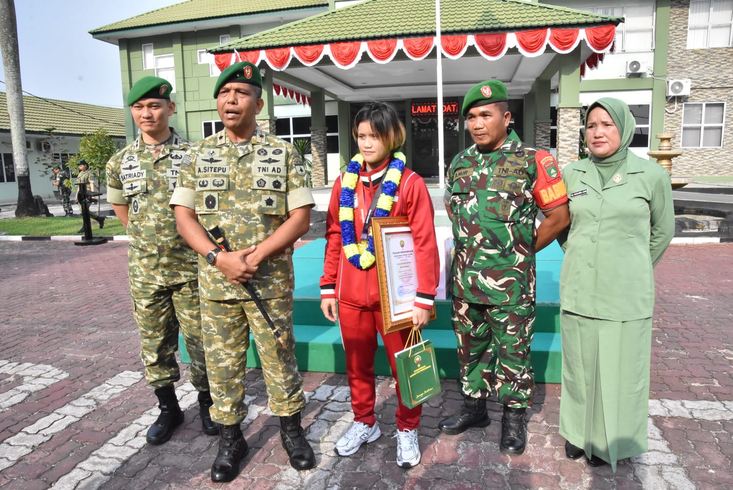 Kisah Peltu Amir, Babinsa Kodim 0313/Kampar Korem 031/WB, Antar Putrinya Jadi Juara MMA Internasional